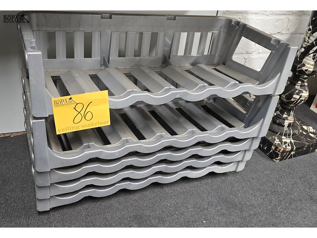 Lot 86 - kunststof stapelbare wijnrekjes 5 stuks - afbeelding 1 van  2