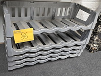 Lot 86 - kunststof stapelbare wijnrekjes 5 stuks - afbeelding 1 van  2