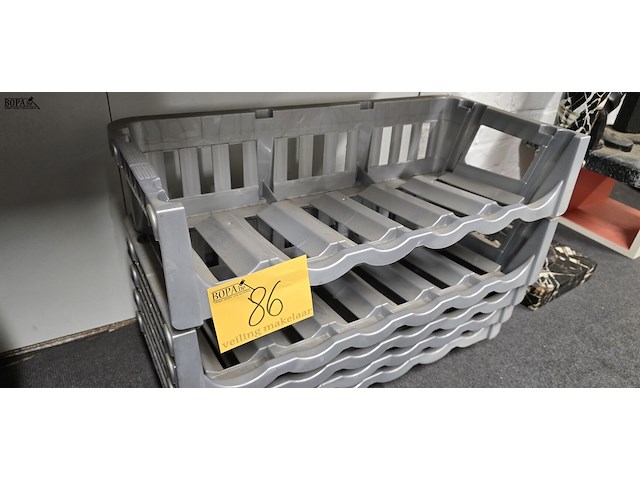 Lot 86 - kunststof stapelbare wijnrekjes 5 stuks - afbeelding 2 van  2