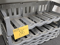 Lot 86 - kunststof stapelbare wijnrekjes 5 stuks - afbeelding 2 van  2