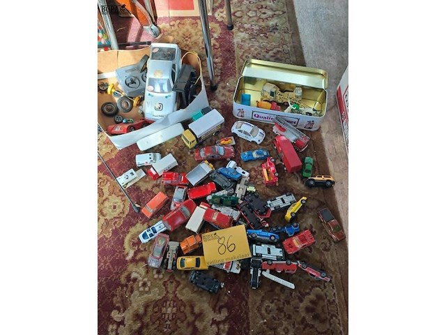 Lot 86 - lot auto's oa. majorette, dinky toys - afbeelding 1 van  5