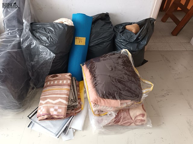 Lot 86 - lot bedlinnen en dekens - afbeelding 1 van  6