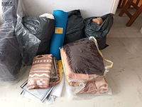 Lot 86 - lot bedlinnen en dekens - afbeelding 1 van  6