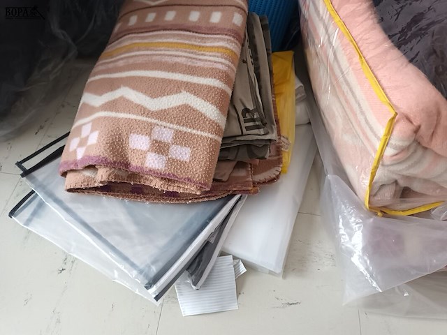 Lot 86 - lot bedlinnen en dekens - afbeelding 3 van  6