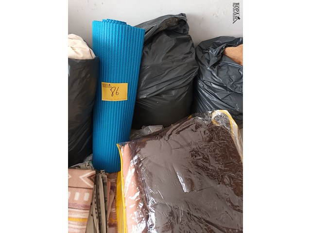 Lot 86 - lot bedlinnen en dekens - afbeelding 5 van  6