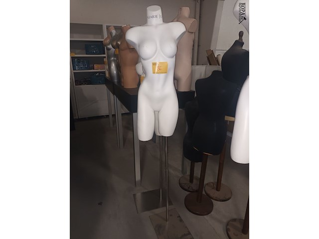 Lot 86 - paspop vrouw torso op statief - afbeelding 1 van  3
