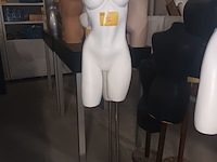 Lot 86 - paspop vrouw torso op statief - afbeelding 1 van  3