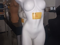 Lot 86 - paspop vrouw torso op statief - afbeelding 2 van  3
