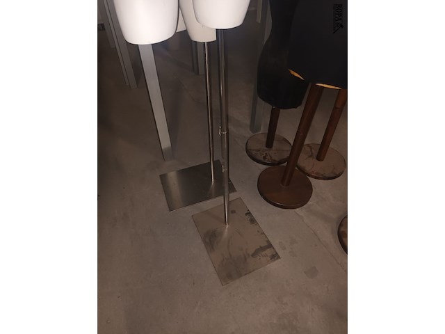 Lot 86 - paspop vrouw torso op statief - afbeelding 3 van  3