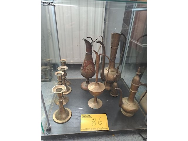 Lot 86 - verzameling aziatische koperen stukken kannen en kandelaars - afbeelding 1 van  2