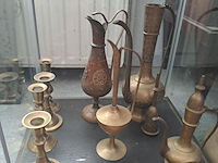 Lot 86 - verzameling aziatische koperen stukken kannen en kandelaars - afbeelding 1 van  2