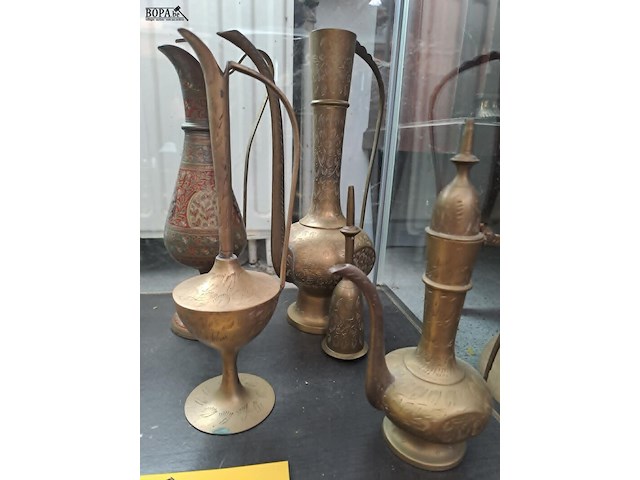 Lot 86 - verzameling aziatische koperen stukken kannen en kandelaars - afbeelding 2 van  2