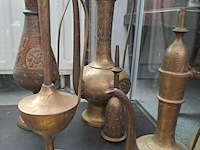 Lot 86 - verzameling aziatische koperen stukken kannen en kandelaars - afbeelding 2 van  2