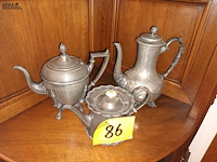 Lot 86 - verzilverde theekannen. 3 stuks - afbeelding 1 van  6