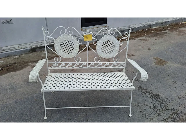 Lot 86 - vintage landelijke witte tuinbank met opengewerkte ronde med - afbeelding 1 van  4