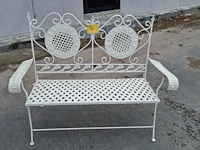 Lot 86 - vintage landelijke witte tuinbank met opengewerkte ronde med