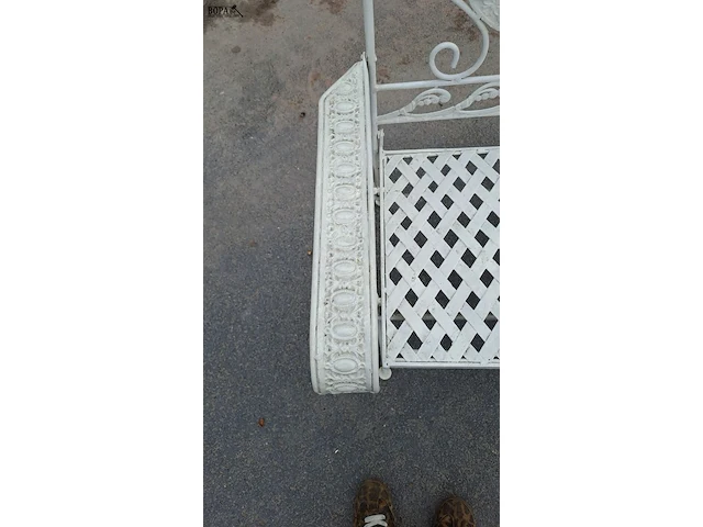 Lot 86 - vintage landelijke witte tuinbank met opengewerkte ronde med - afbeelding 2 van  4