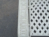 Lot 86 - vintage landelijke witte tuinbank met opengewerkte ronde med - afbeelding 2 van  4