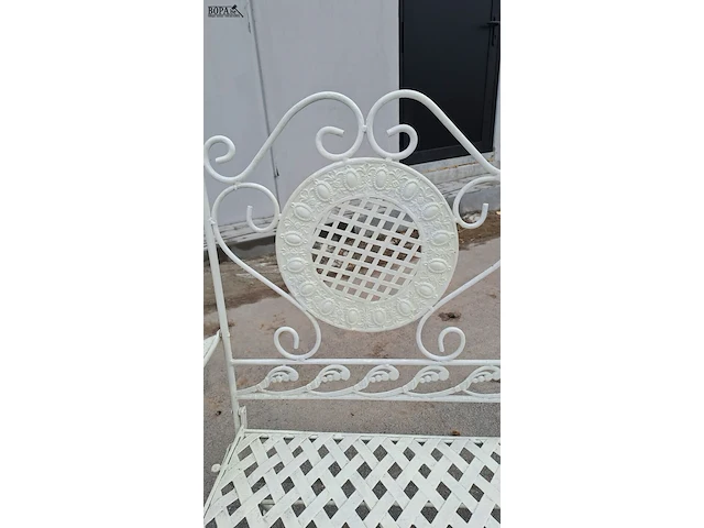 Lot 86 - vintage landelijke witte tuinbank met opengewerkte ronde med - afbeelding 3 van  4