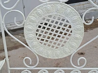 Lot 86 - vintage landelijke witte tuinbank met opengewerkte ronde med - afbeelding 3 van  4
