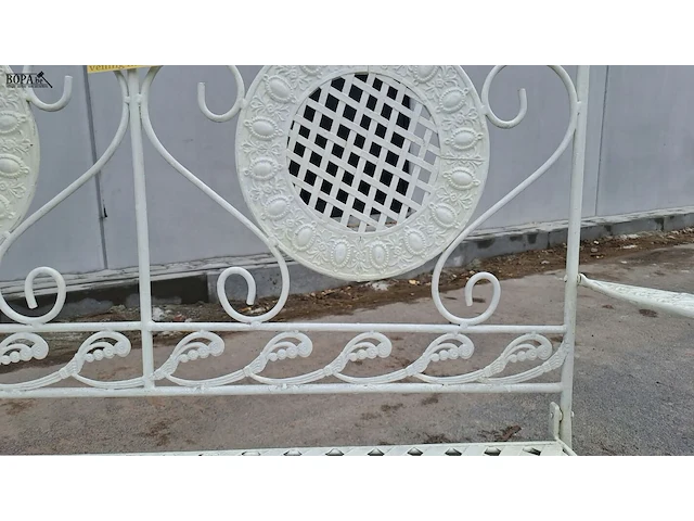 Lot 86 - vintage landelijke witte tuinbank met opengewerkte ronde med - afbeelding 4 van  4