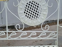 Lot 86 - vintage landelijke witte tuinbank met opengewerkte ronde med - afbeelding 4 van  4