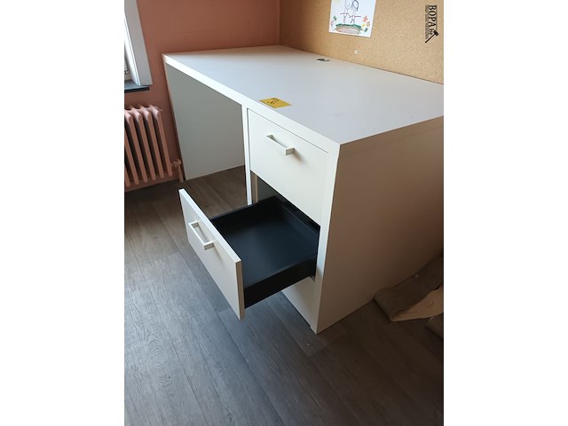 Lot 86 - witte bureau met lades - afbeelding 2 van  2