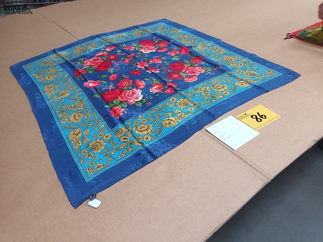 Lot 86 - zijden sjaal erre - afbeelding 2 van  4