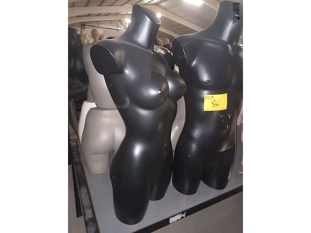 Lot 86 - zwarte torso man en vrouw - afbeelding 2 van  3