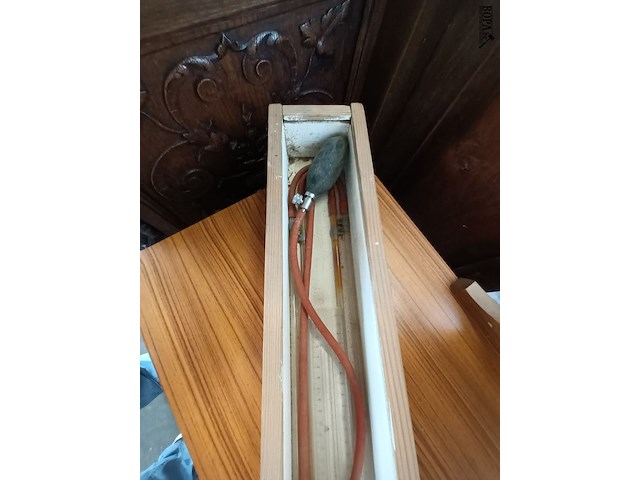 Lot 861 - meettoestel in houten bak - afbeelding 2 van  4