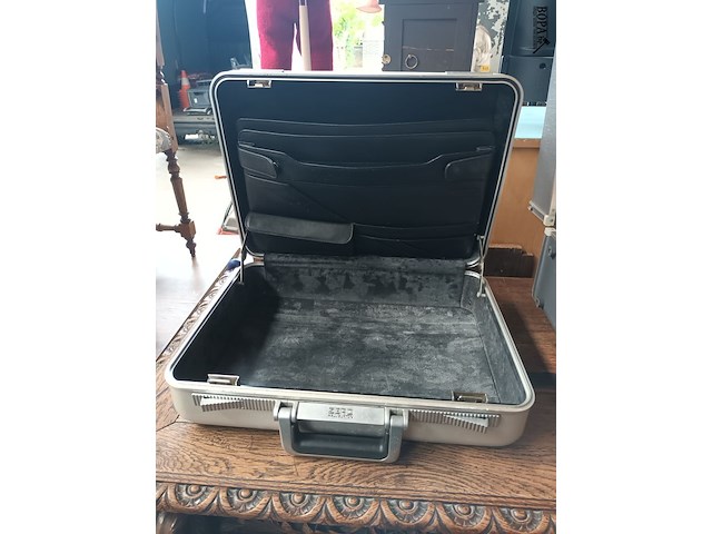 Lot 868 - aluminium aktetas zero halliburton - afbeelding 4 van  4