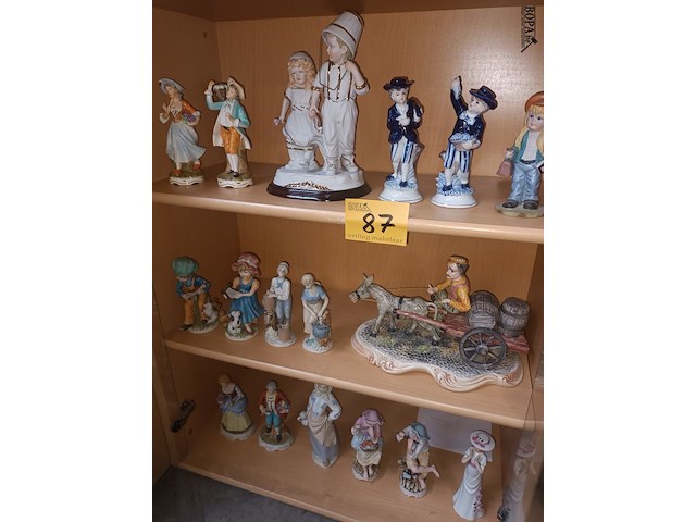 Lot 87 - beeldjes in porselein. 17 stuks - afbeelding 1 van  5