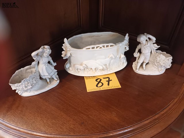 Lot 87 - biscuit beeldjes. 3 stuks - afbeelding 1 van  5