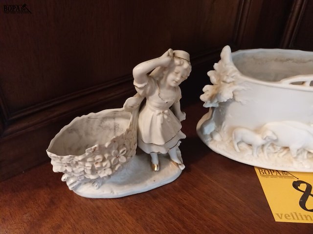 Lot 87 - biscuit beeldjes. 3 stuks - afbeelding 2 van  5