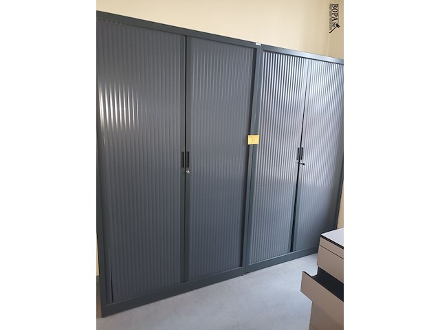 Lot 87 - hoge roldeurkast. 2 stuks - afbeelding 1 van  3