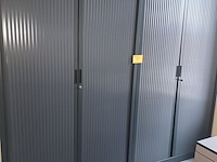 Lot 87 - hoge roldeurkast. 2 stuks - afbeelding 1 van  3