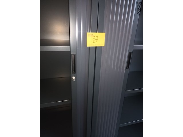 Lot 87 - hoge roldeurkast. 2 stuks - afbeelding 2 van  3