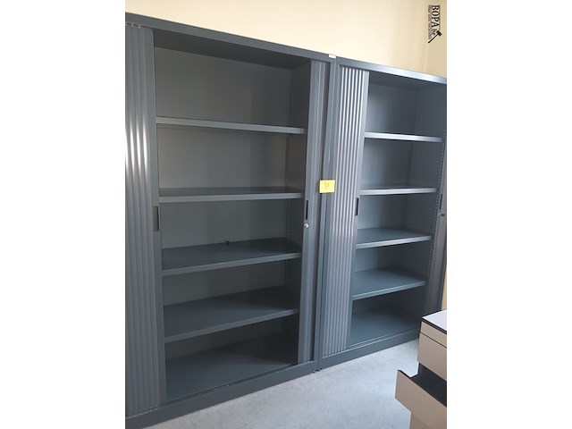 Lot 87 - hoge roldeurkast. 2 stuks - afbeelding 3 van  3