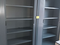 Lot 87 - hoge roldeurkast. 2 stuks - afbeelding 3 van  3