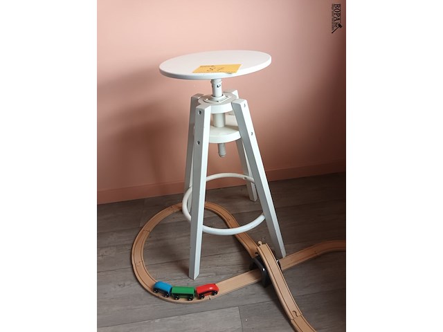 Lot 87 - houten kruk en achtbaan - afbeelding 2 van  3
