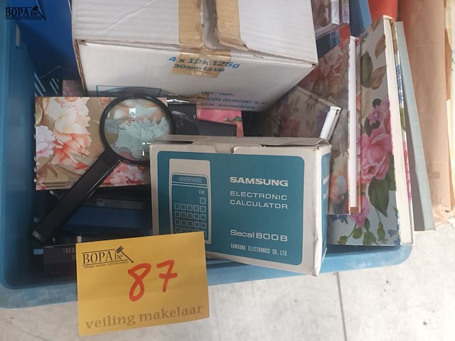 Lot 87 - kantoormateriaal en inpakpapier - afbeelding 2 van  5