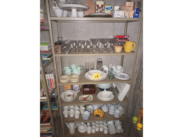 Lot 87 - keukenmateriaal en huisraad - afbeelding 1 van  5