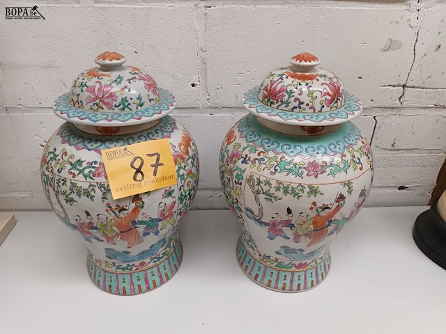 Lot 87 - koppel chinese dekselvazen - afbeelding 1 van  5