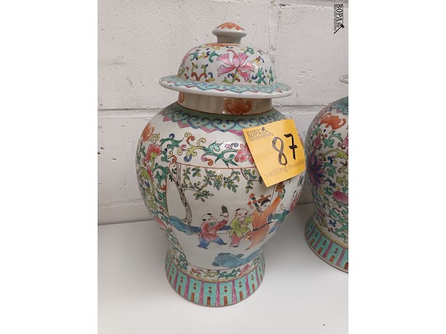 Lot 87 - koppel chinese dekselvazen - afbeelding 2 van  5