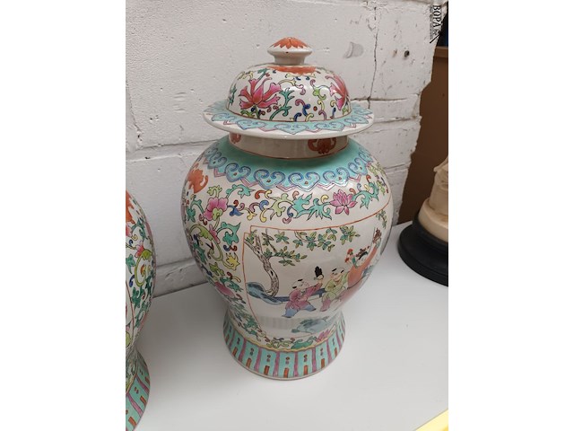 Lot 87 - koppel chinese dekselvazen - afbeelding 3 van  5