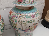 Lot 87 - koppel chinese dekselvazen - afbeelding 3 van  5