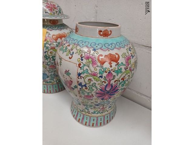 Lot 87 - koppel chinese dekselvazen - afbeelding 4 van  5