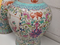 Lot 87 - koppel chinese dekselvazen - afbeelding 4 van  5