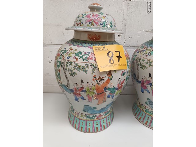 Lot 87 - koppel chinese dekselvazen - afbeelding 5 van  5