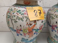 Lot 87 - koppel chinese dekselvazen - afbeelding 5 van  5